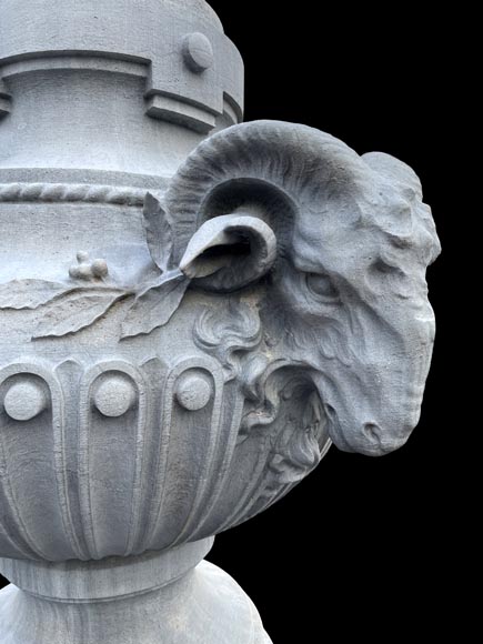 Grand vase en pierre sculptée, style Louis XVI, orné de têtes de bouc Grand vase en pierre sculptée, style Louis XVI, orné de têtes de bouc-4