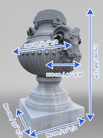 Grand vase en pierre sculptée, style Louis XVI, orné de têtes de bouc Grand vase en pierre sculptée, style Louis XVI, orné de têtes de bouc-6