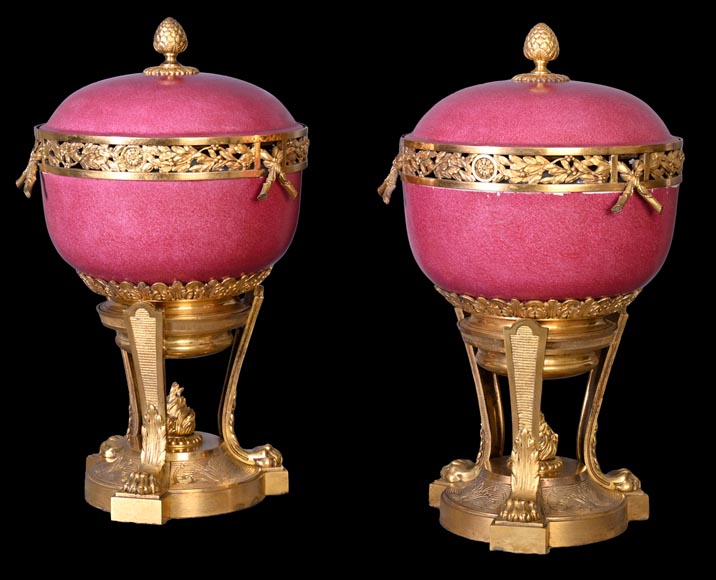 L’Escalier de CRISTAL (dans l’esprit de), Paire de pots-pourris en porcelaine rose, XIXe siècle-1
