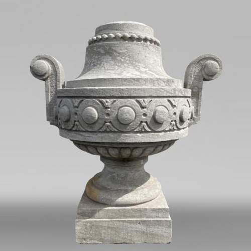 Grand vase de jardin en pierre de Soignies sculptée, style Louis XVI