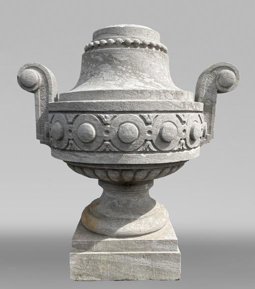 Grand vase de jardin en pierre de Soignies sculptée, style Louis XVI Grand vase de jardin en pierre de Soignies sculptée, style Louis XVI-0