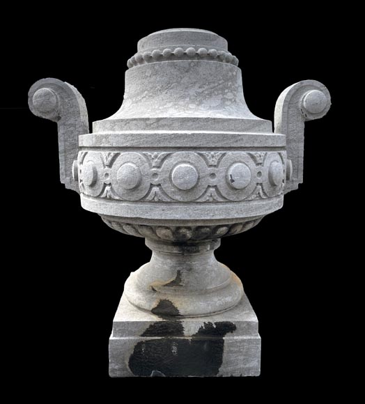 Grand vase de jardin en pierre de Soignies sculptée, style Louis XVI Grand vase de jardin en pierre de Soignies sculptée, style Louis XVI-1