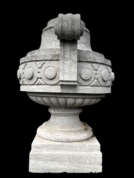 Grand vase de jardin en pierre de Soignies sculptée, style Louis XVI Grand vase de jardin en pierre de Soignies sculptée, style Louis XVI-2