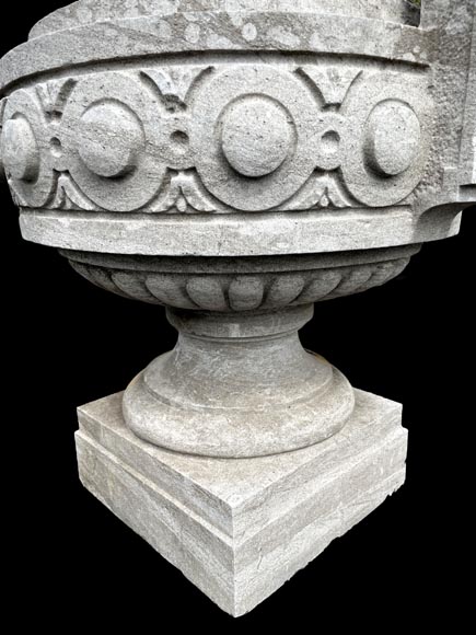 Grand vase de jardin en pierre de Soignies sculptée, style Louis XVI Grand vase de jardin en pierre de Soignies sculptée, style Louis XVI-3