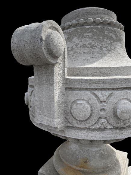 Grand vase de jardin en pierre de Soignies sculptée, style Louis XVI Grand vase de jardin en pierre de Soignies sculptée, style Louis XVI-4