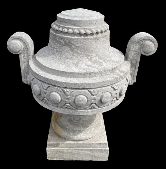 Grand vase de jardin en pierre de Soignies sculptée, style Louis XVI Grand vase de jardin en pierre de Soignies sculptée, style Louis XVI-7