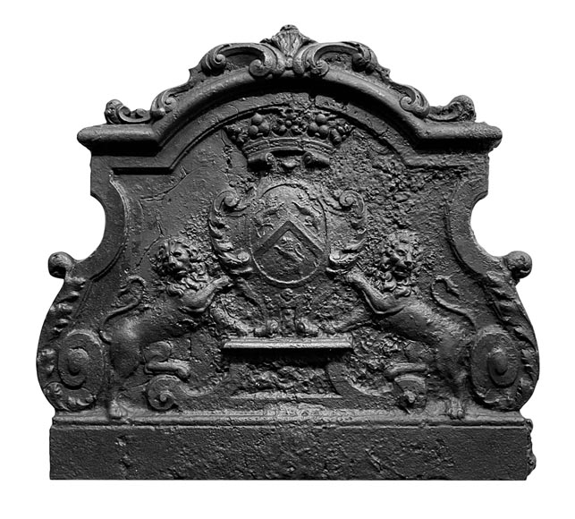 Plaque de cheminée armoriée et décorée de lions-0