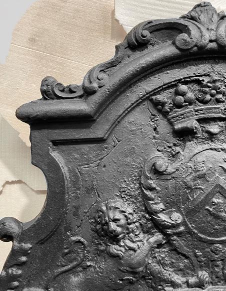 Plaque de cheminée armoriée et décorée de lions-1