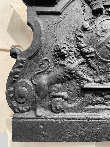 Plaque de cheminée armoriée et décorée de lions-2