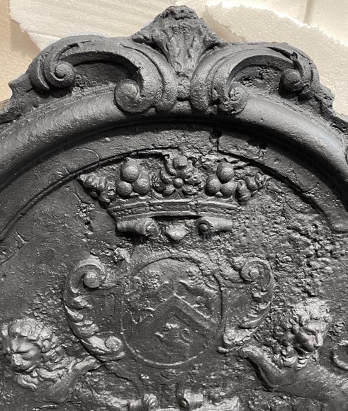 Plaque de cheminée armoriée et décorée de lions-3