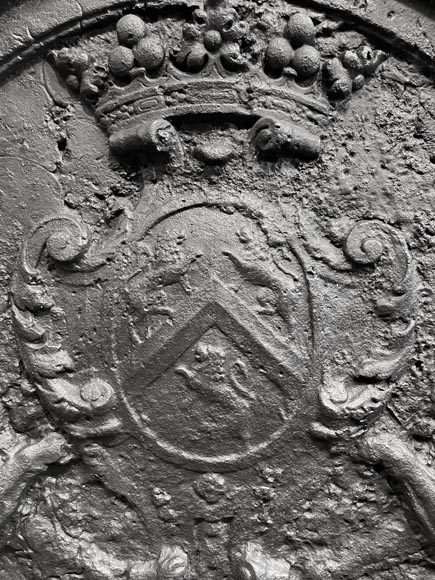 Plaque de cheminée armoriée et décorée de lions-4
