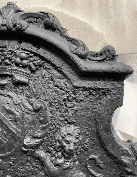 Plaque de cheminée armoriée et décorée de lions-5
