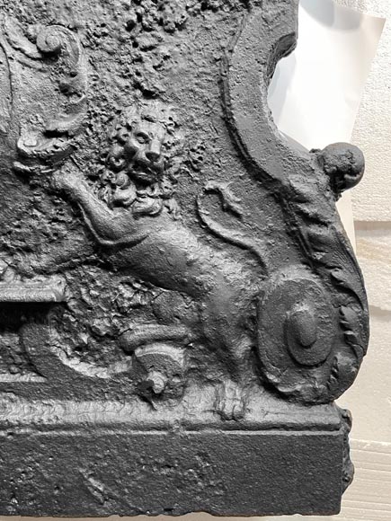 Plaque de cheminée armoriée et décorée de lions-6