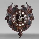 Pendule japonisante en bois sculpté et pierre semi-dure – XIXème siècle