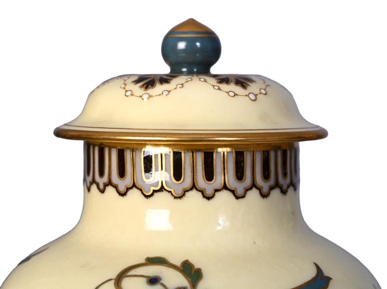CARRIER-BELLEUSE Albert-Ernest — Vase couvert en porcelaine émaillée de Sèvres-3