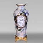 Taxile DOAT – vase en porcelaine émaillée à décor d’Amours jardiniers