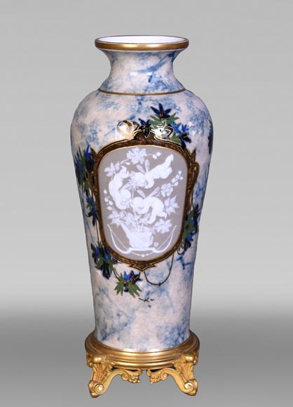 Taxile DOAT – vase en porcelaine émaillée à décor d’Amours jardiniers-0