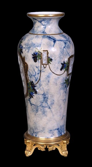 Taxile DOAT – vase en porcelaine émaillée à décor d’Amours jardiniers-1