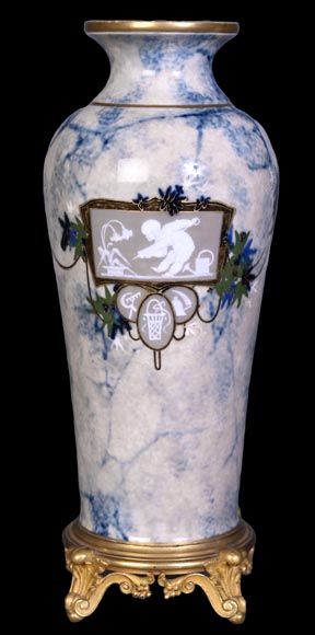 Taxile DOAT – vase en porcelaine émaillée à décor d’Amours jardiniers-2