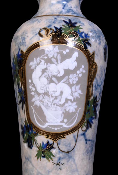 Taxile DOAT – vase en porcelaine émaillée à décor d’Amours jardiniers-3