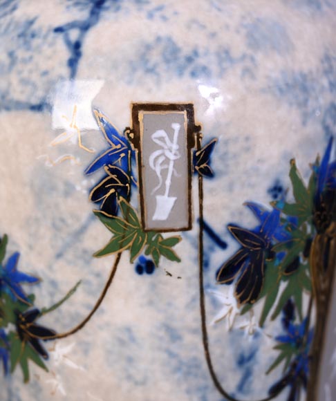 Taxile DOAT – vase en porcelaine émaillée à décor d’Amours jardiniers-4