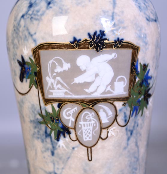 Taxile DOAT – vase en porcelaine émaillée à décor d’Amours jardiniers-5