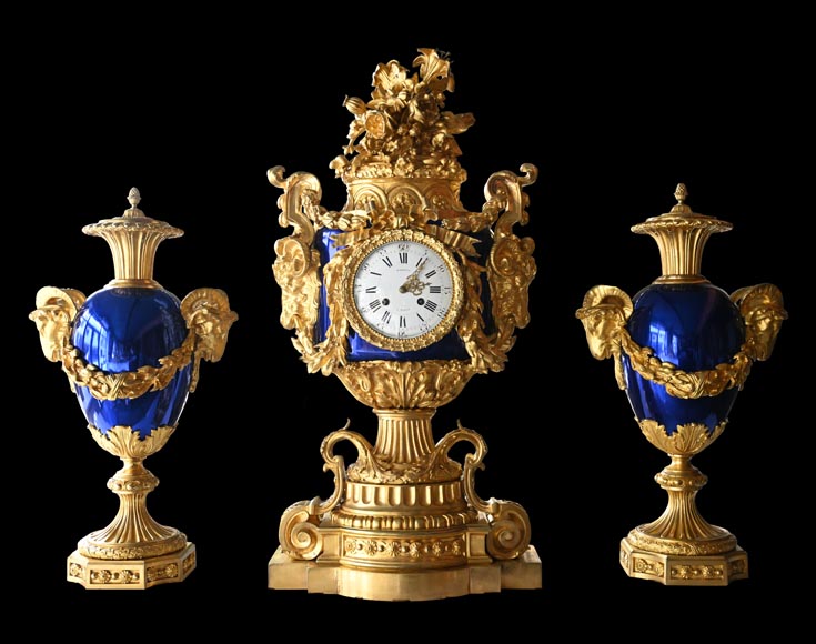 MARQUIS Louis-Auguste, Garniture de cheminée de style Louis XVI en bronze doré et scagliola-0
