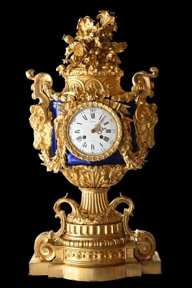 MARQUIS Louis-Auguste, Garniture de cheminée de style Louis XVI en bronze doré et scagliola-1