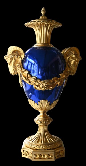 MARQUIS Louis-Auguste, Garniture de cheminée de style Louis XVI en bronze doré et scagliola-17