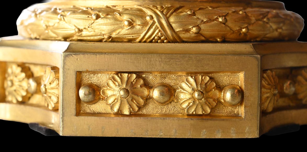 MARQUIS Louis-Auguste, Garniture de cheminée de style Louis XVI en bronze doré et scagliola-26