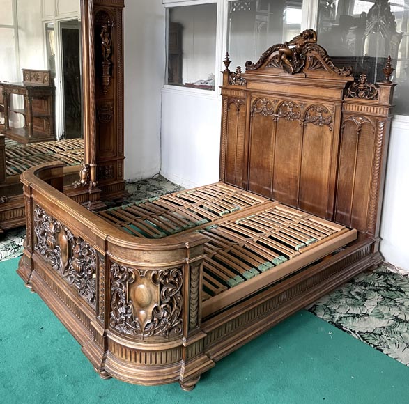 Louis MALARD, chambre à coucher en noyer sculpté-1