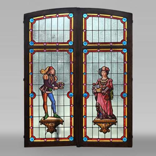 Vitrail double de style néo-Renaissance représentant deux figures portant des offrandes