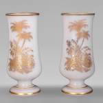 BACCARAT – Paire de vases en opaline blanche à décor japonisant doré