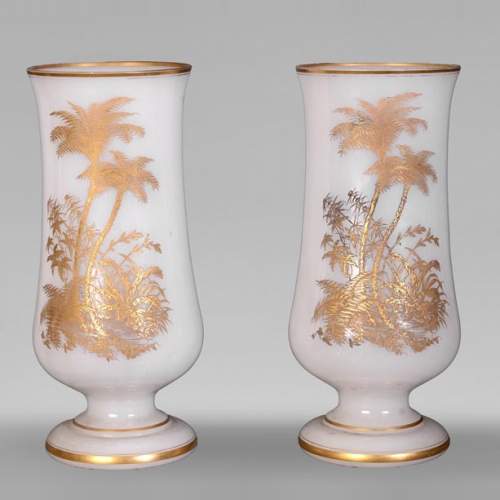 BACCARAT – Paire de vases en opaline blanche à décor japonisant doré