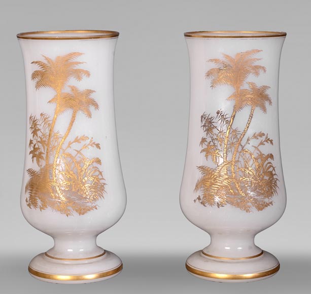 BACCARAT – Paire de vases en opaline blanche à décor japonisant doré-0