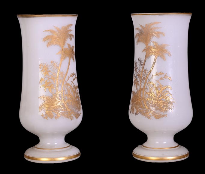 BACCARAT – Paire de vases en opaline blanche à décor japonisant doré-1