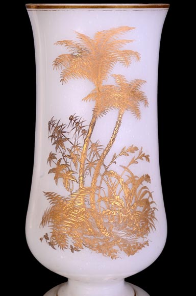 BACCARAT – Paire de vases en opaline blanche à décor japonisant doré-2