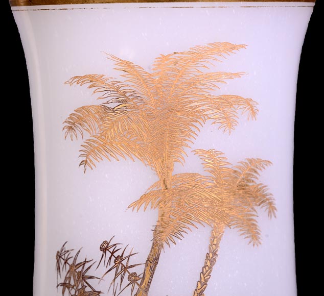 BACCARAT – Paire de vases en opaline blanche à décor japonisant doré-3