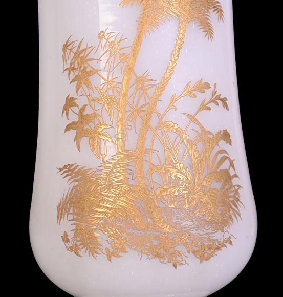 BACCARAT – Paire de vases en opaline blanche à décor japonisant doré-4