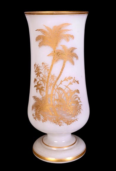BACCARAT – Paire de vases en opaline blanche à décor japonisant doré-5