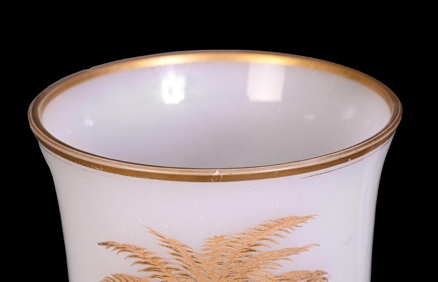 BACCARAT – Paire de vases en opaline blanche à décor japonisant doré-7