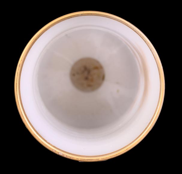 BACCARAT – Paire de vases en opaline blanche à décor japonisant doré-8
