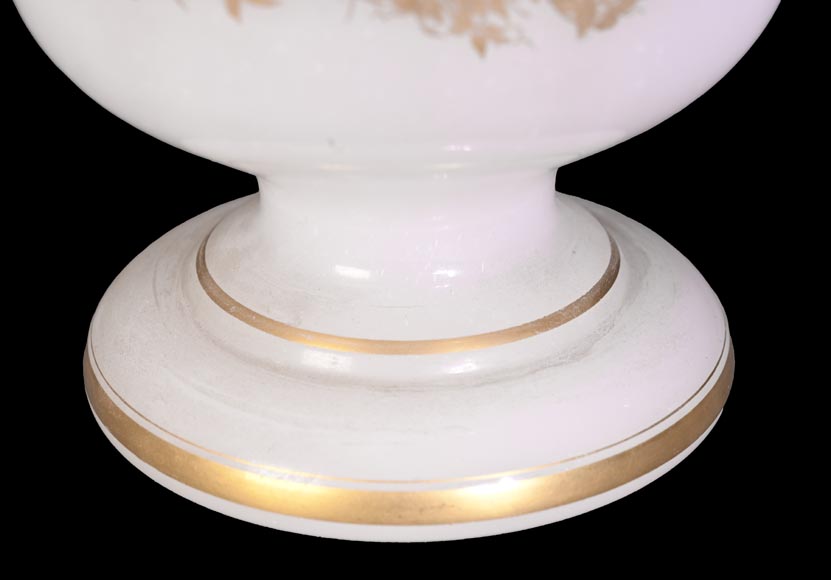 BACCARAT – Paire de vases en opaline blanche à décor japonisant doré-9