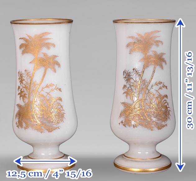 BACCARAT – Paire de vases en opaline blanche à décor japonisant doré-11