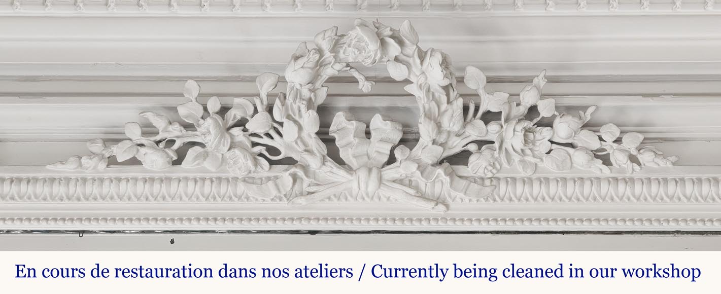 Trumeau de style Louis XVI décoré d'un couronne végétale-1