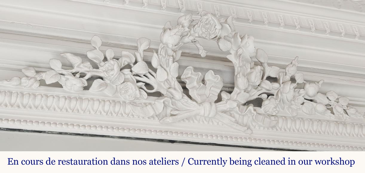 Trumeau de style Louis XVI décoré d'un couronne végétale-2
