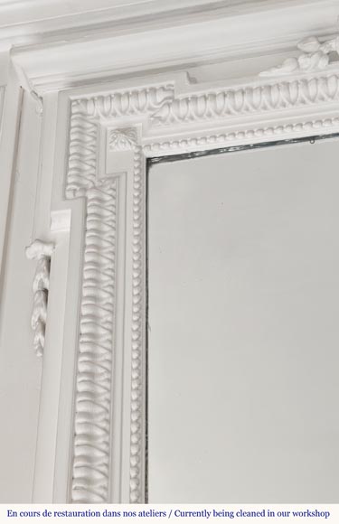 Trumeau de style Louis XVI décoré d'un couronne végétale-3