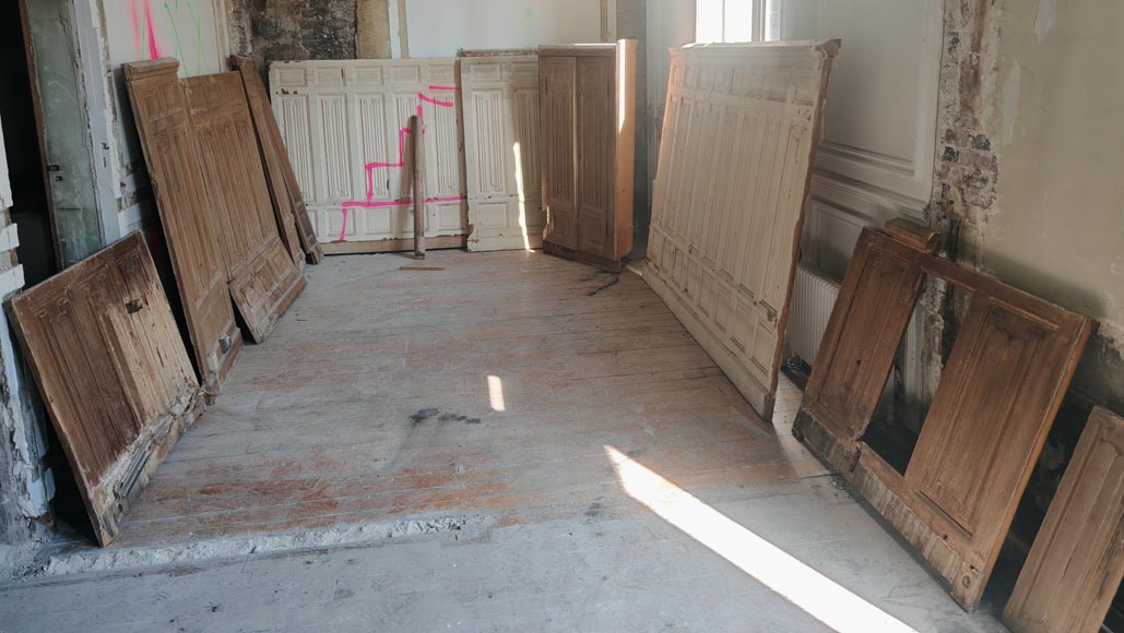 Boiserie de soubassement de style néogothique en chêne à décor de plis de serviette, environ 7 mètres linéaires Boiserie de soubassement de style néogothique en chêne à décor de plis de serviette, environ 7 mètres linéaires-1