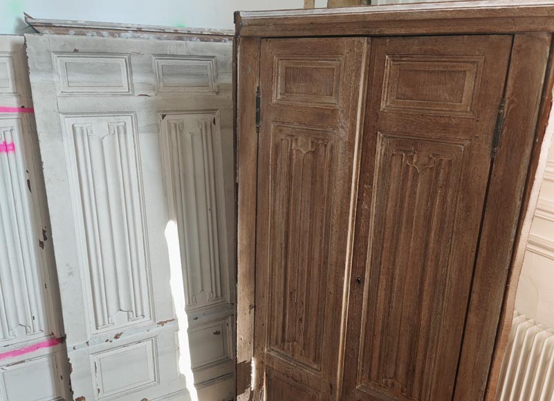 Boiserie de soubassement de style néogothique en chêne à décor de plis de serviette, environ 7 mètres linéaires Boiserie de soubassement de style néogothique en chêne à décor de plis de serviette, environ 7 mètres linéaires-4