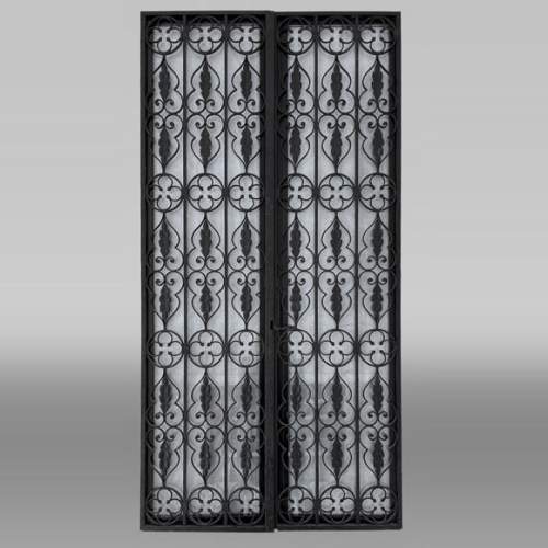 Porte à deux vantaux en fer forgé ajouré d’époque Napoléon III avec son dormant